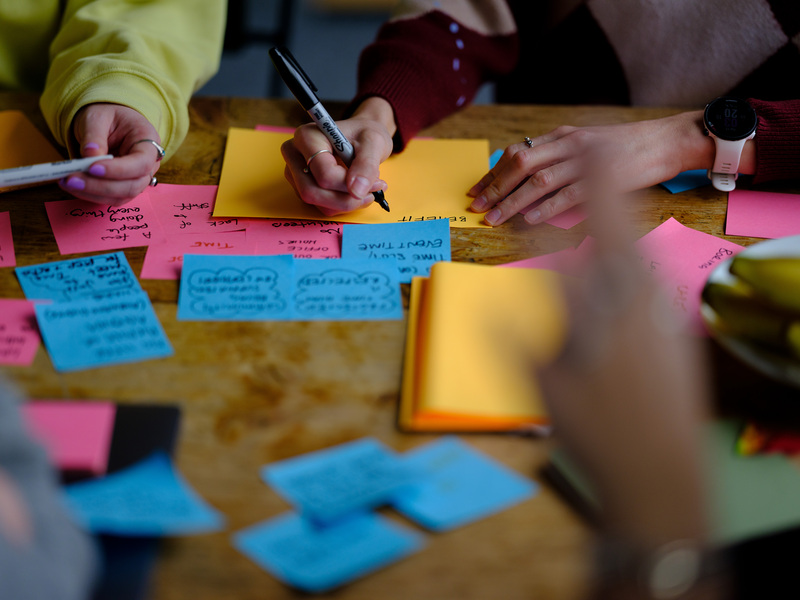 hands using sticky notes